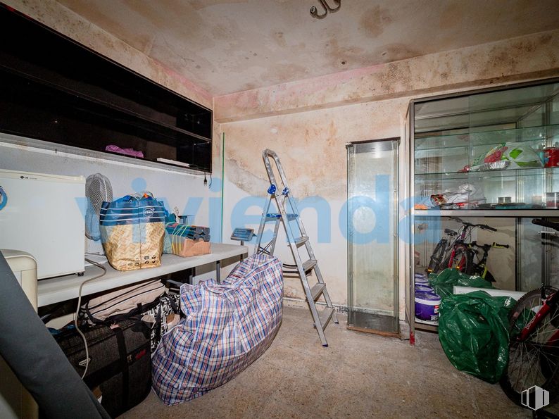 Local en venta en Calle Hermanos Machado, Ciudad Lineal, Madrid, 28017 con neumático, equipaje y bolsos, almohada, rueda, bicicleta, rueda de bicicleta, azure, interiorismo, edificio y pared alrededor