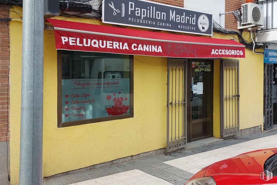 Local en venta en Zona Casco Antiguo, Majadahonda, Madrid, 28220 con luz de estacionamiento, accesorio, ventana, rojo, iluminación del automóvil, puerta, vehículo, fachada, edificio y fuente alrededor