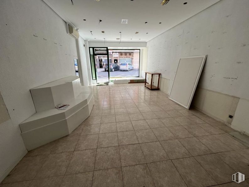 Retail for rent at Calle Bolivia, Toledo, 45004 with television, building, wood, floor, flooring, hall, ceiling, hardwood, art and space around