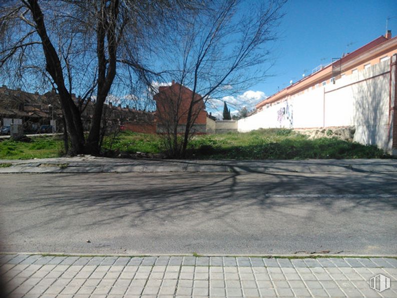 Land for sale at Calle Chile, Ciempozuelos, Madrid, 28350 with house, plant, daytime, sky, road surface, tree, asphalt, land lot, wood and grass around