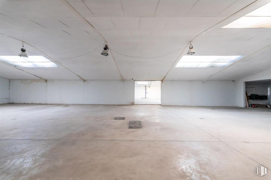 Industrial for rent at Calle Castrobarto, Barajas, Madrid, 28042 with light fixture, lighting, flooring, floor, ceiling, composite material, concrete, hall, daylighting and design around