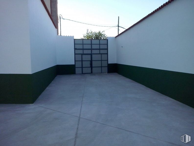 Land for sale at Zona centro, Consuegra, Toledo, 45700 with door, sky, fixture, rectangle, composite material, asphalt, road surface, facade, flooring and tree around