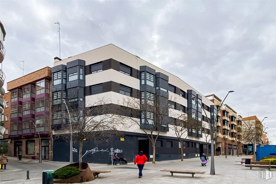 Local en alquiler y venta en Plaza Fraguas, 3, Alcorcón, Madrid, 28921 con edificio, persona, nube, cielo, luz de la calle, arquitectura, planta, diseño urbano, condominio y barrio alrededor