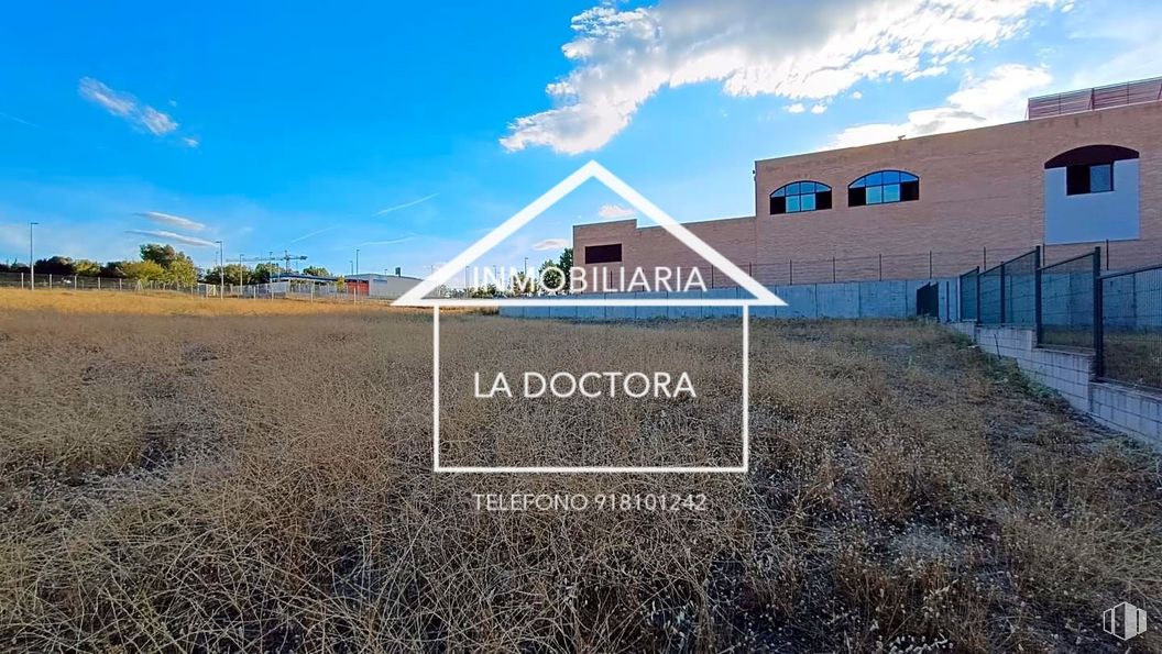 Suelo en venta en Calle Ermita de San Juan, Navalcarnero, Madrid, 28600 con edificio, nube, cielo, planta, asfalto, lote de terreno, ventana, árbol, paisaje natural y fuente alrededor