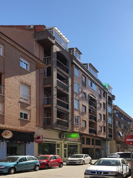 Retail for sale & for rent at Calle Cardenal Gil Albornoz, 18, Talavera de la Reina, Toledo, 45600 with car, building, automotive parking light, sky, vehicle, wheel, tire, property, window and infrastructure around