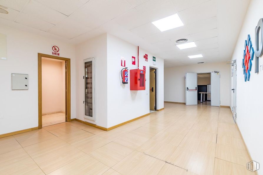 Oficina en venta en Calle Mahón, Las Rozas de Madrid, Madrid, 28230 con puerta, lámpara, alumbrado, accesorio, hall, interiorismo, madera, suelo, suelos y arte alrededor