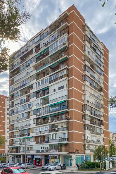 Local en venta en Avenida Betanzos, Fuencarral - El Pardo, Madrid, 28029 con cielo, edificio, nube, durante el día, propiedad, coche, infraestructura, rueda, ventana y bloque de pisos alrededor