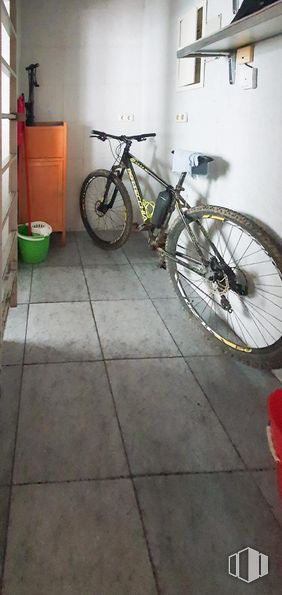 Retail for sale at Centro Comercial Alameda, Zona centro, Fuente el Saz de Jarama, Madrid, 28140 with bicycle, tire, bicycle wheel, wheel, land vehicle, bicycle wheel rim, bicycles--equipment and supplies, crankset, bicycle frame and bicycle handlebar around