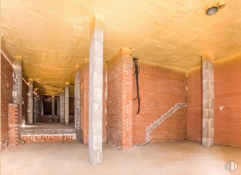 Local en venta en Calle Nardos, 135, Alcorcón, Madrid, 28925 con madera, piso, albañilería, ladrillo, suelo, viga, techo, material de construcción, habitación y arco alrededor