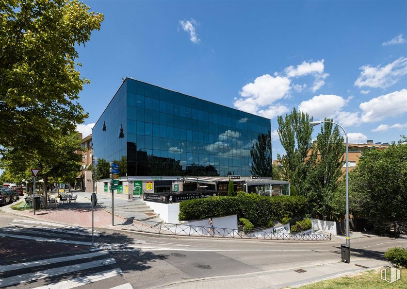 Oficina en alquiler en Avenida Europa, 34 D, Moncloa - Aravaca, Madrid, 28023 con edificio, nube, cielo, planta, árbol, diseño urbano, fachada, edificio comercial, sombra y ciudad alrededor