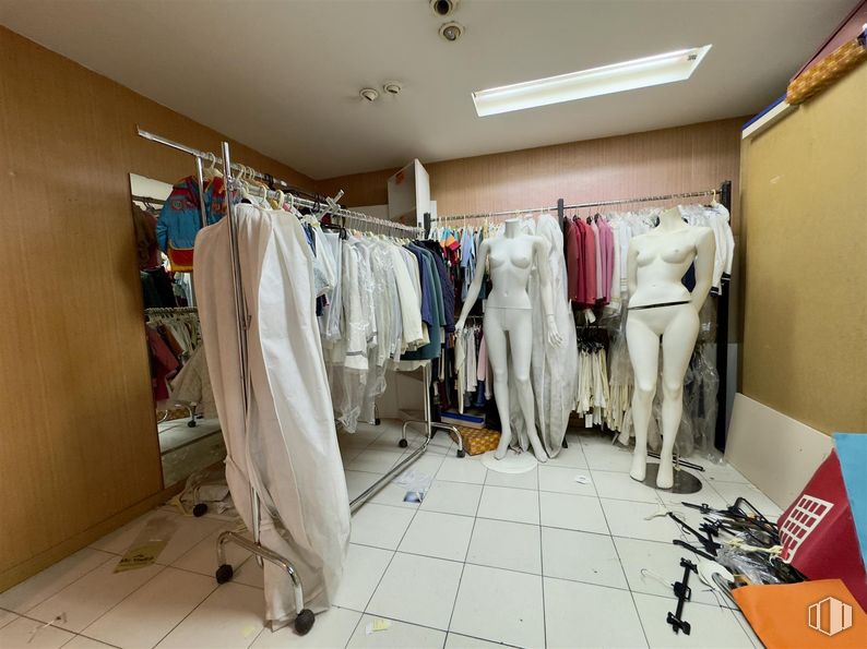 Retail for rent at Calle Trinidad, Talavera de la Reina, Toledo, 45600 with clothing, lighting, light fixture, top, sleeve, clothes hanger, flooring, fashion design, retail and suit around