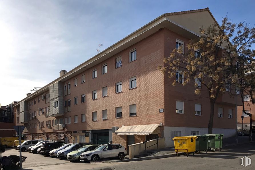 Retail for sale & for rent at Calle Antonio Machado, 1, Cabanillas del Campo, Guadalajara, 19171 with car, building, sky, wheel, window, tire, vehicle, cloud, house and urban design around