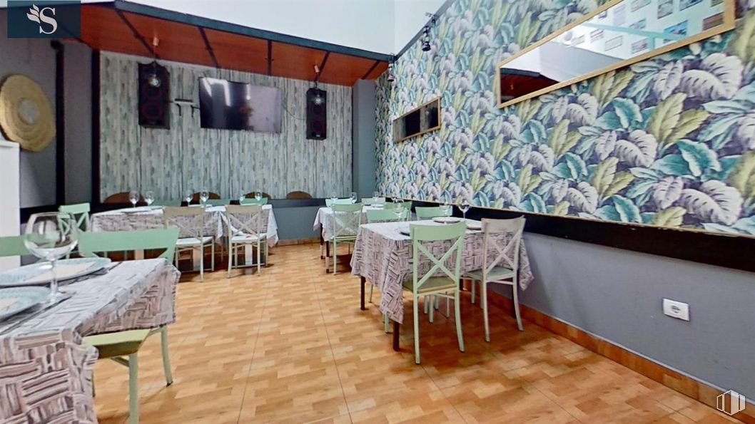 Local en alquiler en Calle Salvadiós, Colmenar Viejo, Madrid, 28770 con silla, mesa de cocina y comedor, mesa, televisión, sombrero de paja, mueble, interiorismo, suelo, suelos y decoración alrededor