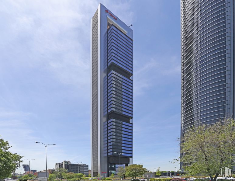 Oficina en alquiler en Torre Foster, Paseo Castellana, 259A, Fuencarral - El Pardo, Madrid, 28046 con edificio, rascacielos, cielo, nube, azur, bloque de pisos, diseño urbano, vecindario, luz de la calle y condominio alrededor