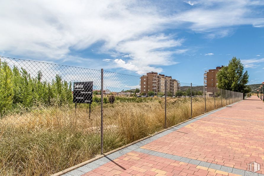 Land for sale at Calle María Luisa Menéndez Calleja, Cuenca, 16003 with building, cloud, sky, plant, ecoregion, fence, land lot, road surface, vegetation and urban design around