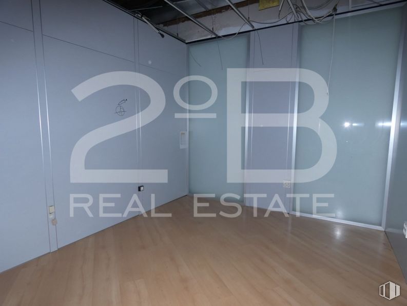 Retail for sale at Zona Parque Paris, Las Rozas de Madrid, Madrid, 28230 with building, wood, interior design, flooring, floor, font, plank, glass, varnish and ceiling around