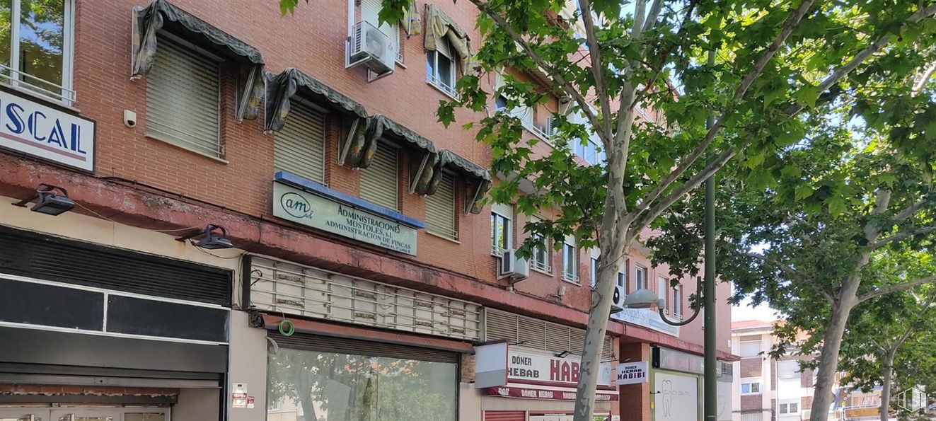 Oficina en alquiler en Calle Reyes Católicos, Móstoles, Madrid, 28938 con edificio, ventana, planta, árbol, diseño urbano, ciudad, fachada, área metropolitana, accesorio y uso mixto alrededor