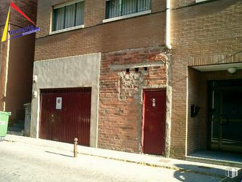 Retail for sale at Zona San Lorenzo, Segovia, 40003 with window, door, building, brown, property, brickwork, wood, brick, road surface and neighbourhood around