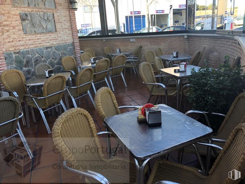 Local en alquiler en Polígono Arroyomolinos, Arroyomolinos, Madrid, 28939 con silla, mesa de cocina y comedor, mesa, mueble, planta, interiorismo, edificio, muebles de exterior, madera y inmobiliario alrededor