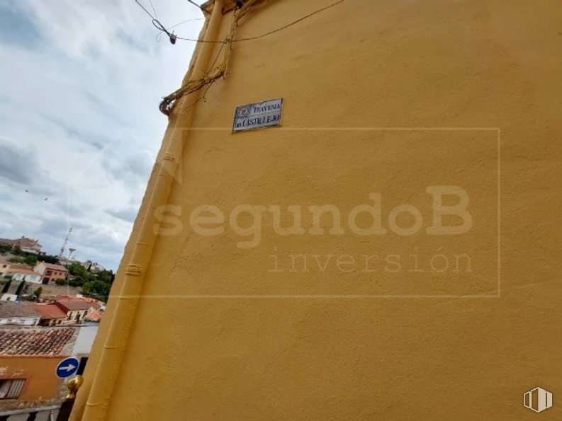 Land for sale at Travesía Castillejo, 15, Los Santos de la Humosa, Madrid, 28817 with building, sky, cloud, motor vehicle, gas, font, wood, facade, commercial vehicle and signage around