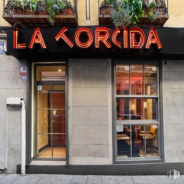 Retail for rent at Zona Chueca, Centro, Madrid, 28004 with fixture, building, door, neighbourhood, font, facade, real estate, wood, plant and signage around