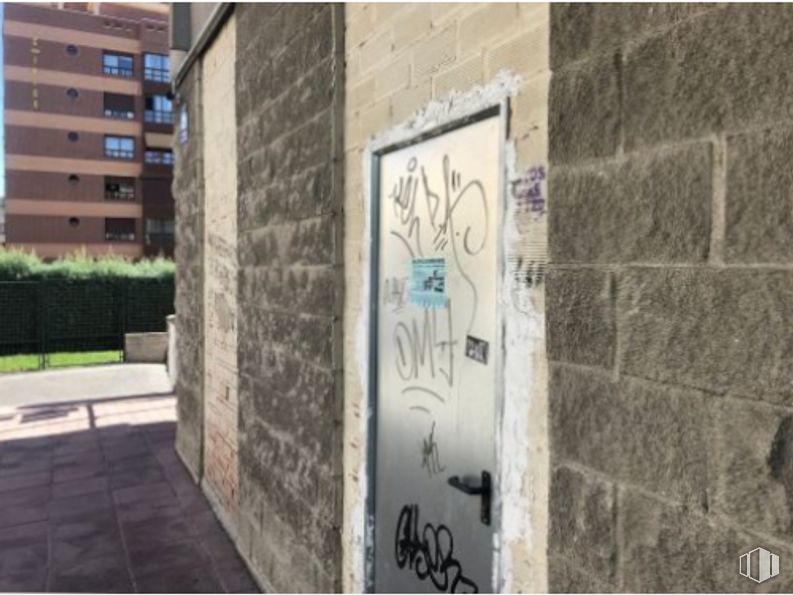 Local en alquiler en Calle Aramayona, 3, San Blas - Canillejas, Madrid, 28022 con edificio, puerta, planta, rectángulo, pared, fuente, escritura a mano, fachada, ladrillo y madera alrededor