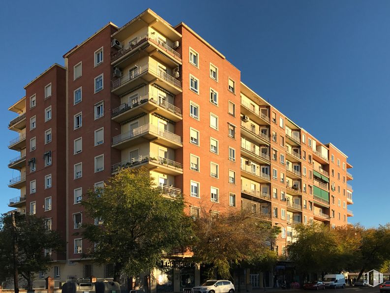 Local en venta en Plaza Castilla, Chamartín, Madrid, 28036 con edificio, cielo, día, ventana, propiedad, coche, árbol, bloque de torre, arquitectura y diseño urbano alrededor