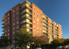 Local en venta en Plaza Castilla, Chamartín, Madrid, 28036 con edificio, cielo, día, ventana, propiedad, coche, árbol, bloque de torre, arquitectura y diseño urbano alrededor