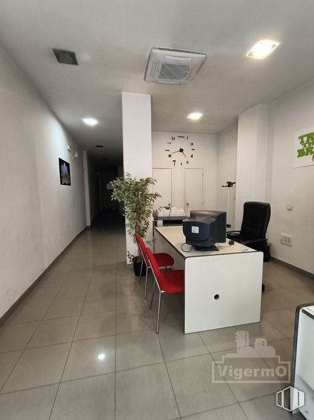 Local en alquiler y venta en Zona Centro, Torrejón de Ardoz, Madrid, 28850 con escritorio, silla, planta de interior, lámpara, propiedad, mueble, mesa, edificio, silla de oficina y planta alrededor