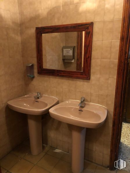 Local en venta en Calle Juan Bautista de Toledo, 36, Chamartín, Madrid, 28002 con fregadero, espejo, marrón, grifo, accesorio de fontanería, lavabo de baño, propiedad, edificio, baño y morado alrededor