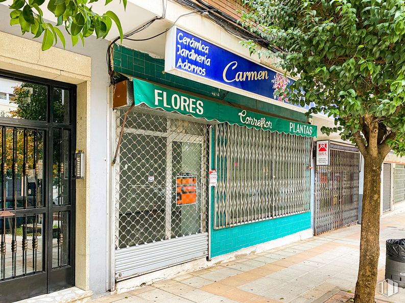 Local en venta en Calle Alicante, 9, Getafe, Madrid, 28903 con puerta, accesorio, edificio, árbol, acera, fachada, diseño urbano, superficie de la carretera, material compuesto y fuente alrededor