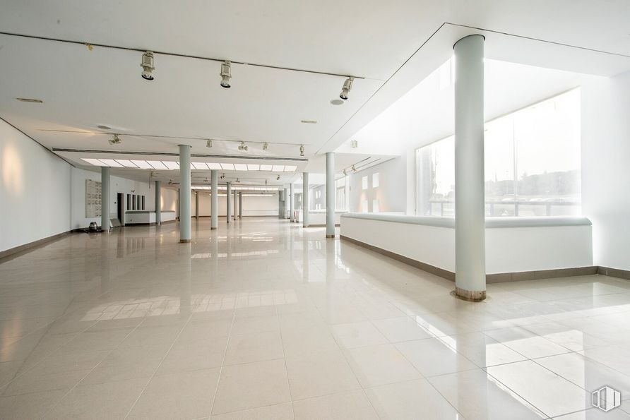 Retail for sale at Paseo Joaquín Ruiz Giménez, Torrelodones, Madrid, 28250 with building, fixture, hall, interior design, flooring, floor, line, glass, ceiling and space around