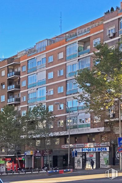 Oficina en venta en Avenida Mediterráneo, 28, Retiro, Madrid, 28007 con ventana, edificio, tiempo de día, propiedad, árbol, bloque de pisos, planta, rama, diseño urbano y condominio alrededor