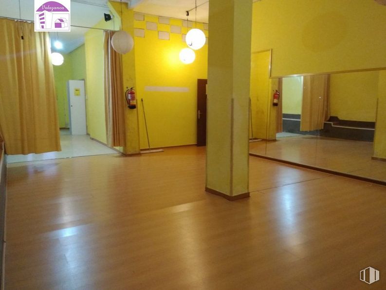 Local en alquiler en Zona Renfe, Parla, Madrid, 28980 con alumbrado, puerta, madera, suelo, accesorio, piso, pasillo, madera, edificio y suelos laminados alrededor