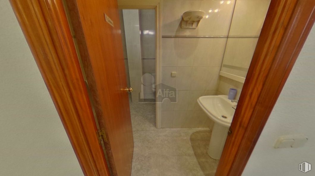 Oficina en venta en Calle Palos de la Frontera, Arganzuela, Madrid, 28012 con fregadero, marrón, accesorios de fontanería, edificio, lavabo, cuarto de baño, grifo, accesorio, madera y casa alrededor