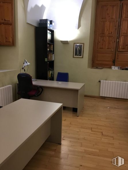 Oficina en alquiler en Calle Pasa, Centro, Madrid, 28005 con escritorio, silla, mesa, ebanistería, alumbrado, mueble, suelos, madera, suelo y interiorismo alrededor