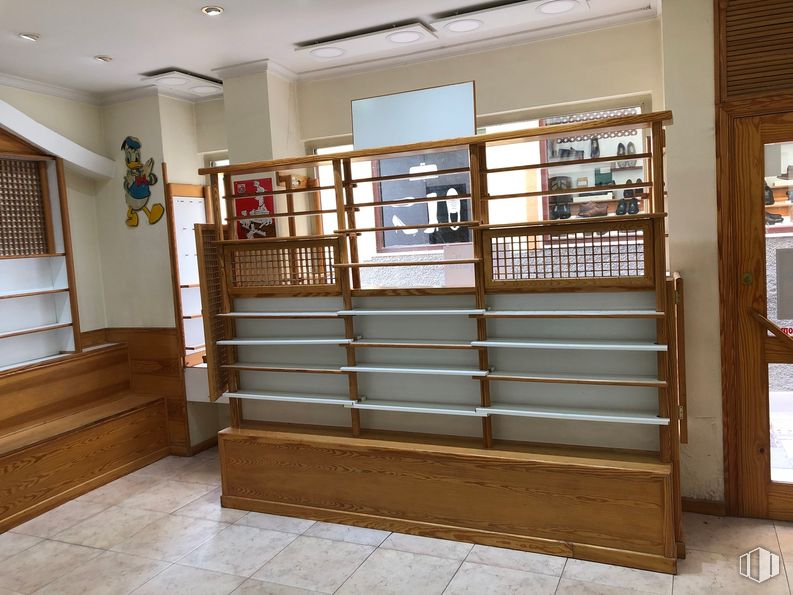 Retail for sale at Calle Juan Miranda, 5, Guadalajara, 19001 with fixture, wood, shelving, floor, wood stain, flooring, hardwood, shelf, building and glass around