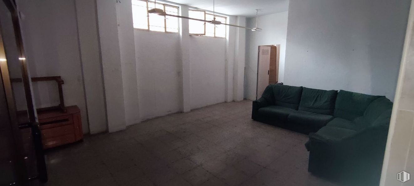 Retail for sale at Calle Virgen de las Fuentes, 1, Ávila, 05005 with couch, lighting, building, wood, flooring, floor, fixture, hardwood, house and hall around