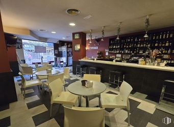 Local en alquiler en Calle Butarque, Leganés, Madrid, 28911 con silla, mueble, edificio, establecimiento de bebidas, mesa, interiorismo, estante, barware, techo y televisión alrededor