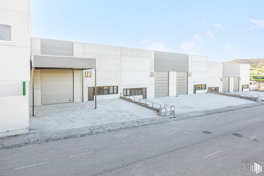 Industrial for rent at Calle Diego Martín, 5, Villalbilla, Madrid, 28810 with composite material, concrete, building material, garage door, tar, daylighting, driveway, parking, garage and headquarters around