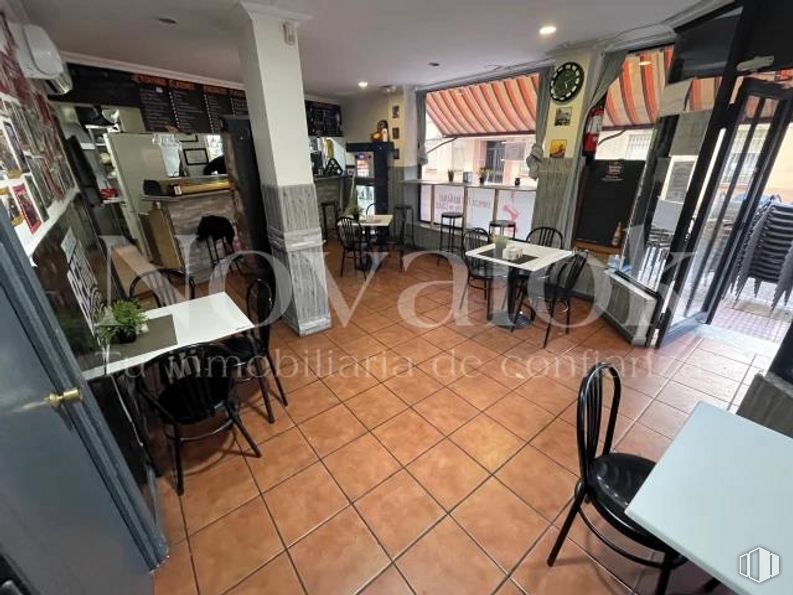 Retail for rent at Zona Norte - Universidad, Móstoles, Madrid, 28933 with chair, table top, table, furniture, lighting, interior design, flooring, floor, building and wood around