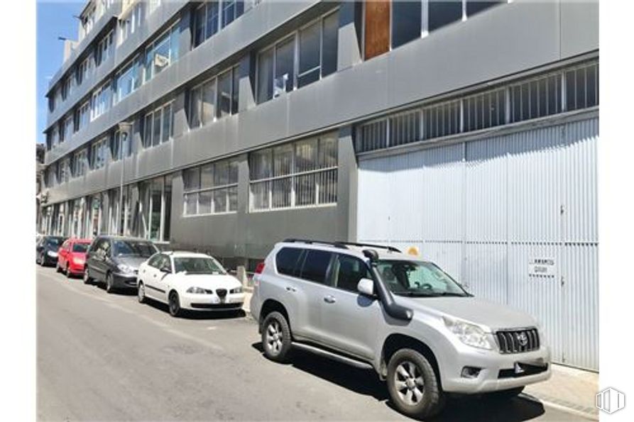 Local en alquiler y venta en Avenida Leopoldo Calvo - Sotelo Bustelo, 10, Pozuelo de Alarcón, Madrid, 28224 con coche, edificio, luz de estacionamiento automotriz, rueda, neumático, vehículo, ventana, placa de matrícula del vehículo, iluminación automotriz y neumático automotriz alrededor