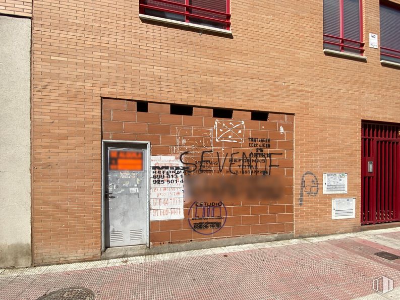 Local en alquiler y venta en Calle Arijales, 2, Parla, Madrid, 28980 con ventana, puerta, edificio, albañilería, accesorio, madera, naranja, ladrillo, fuente y rectángulo alrededor