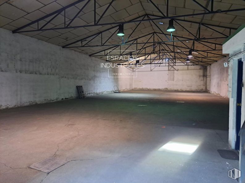 Industrial for sale at Zona Centro, Colmenar de Oreja, Madrid, 28380 with lighting, hall, flooring, ceiling, wood, building, tints and shades, concrete, space and event around