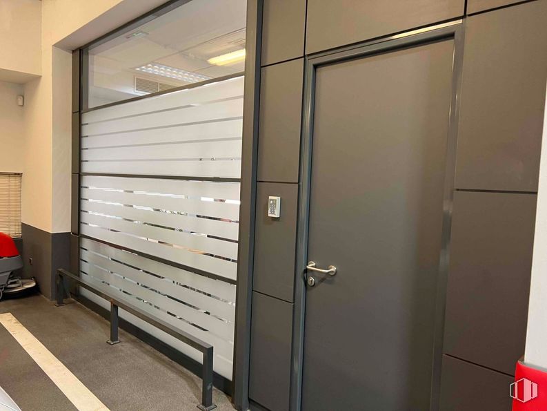 Industrial for sale at Avenida Industria, Alcobendas, Madrid, 28108 with door, fixture, floor, automotive exterior, wood, flooring, ceiling, aluminium, glass and vehicle door around