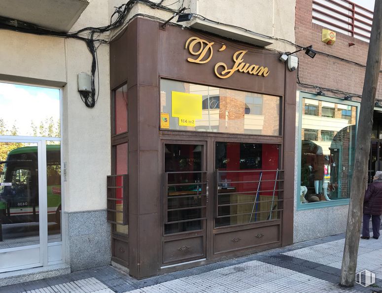 Local en alquiler en Calle Doctor Calero, 34, Majadahonda, Madrid, 28220 con persona, ebanistería, puerta, ventana, edificio, accesorio, fachada, toldo, ciudad y acera alrededor