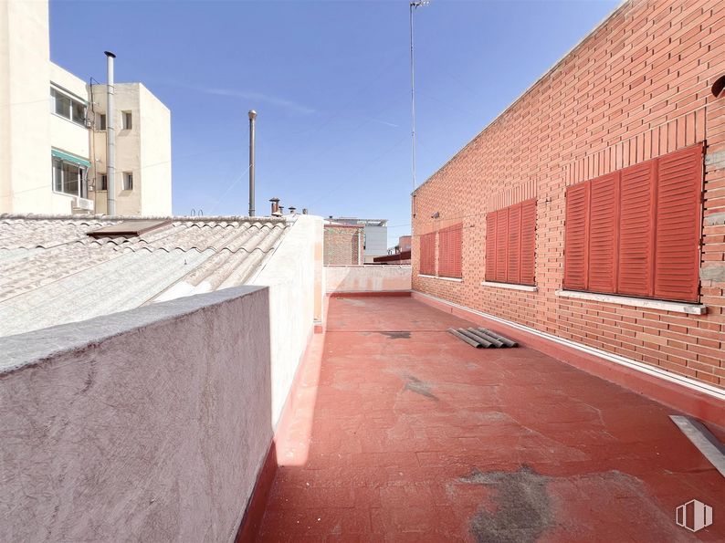 Nave en venta en Calle Alfonso Gómez, 13, San Blas - Canillejas, Madrid, 28037 con ventana, edificio, cielo, durante el día, luz de la calle, infraestructura, superficie de la carretera, arquitectura, ladrillo y albañilería alrededor