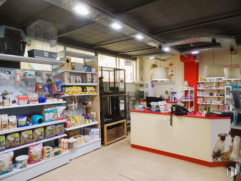 Local en venta en Calle Mota del Cuervo, Hortaleza, Madrid, 28043 con productos envasados, ebanistería, estante, estantería, interiorismo, venta al por menor, cliente, tienda, edificio y publicación alrededor