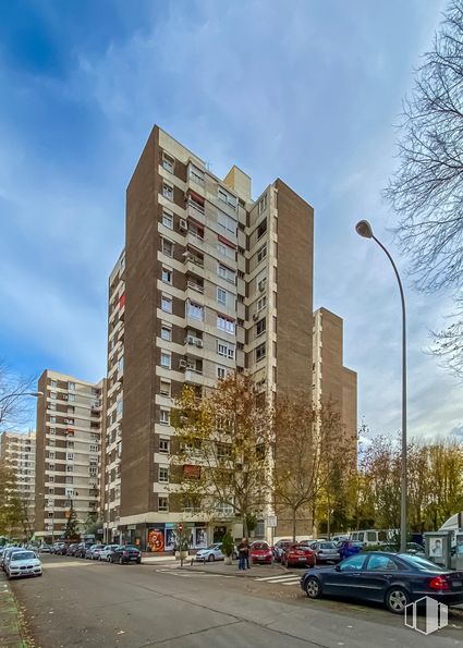 Local en venta en Barrio del Pilar, Fuencarral - El Pardo, Madrid, 28029 con coche, edificio, luz de la calle, nube, cielo, vehículo terrestre, vehículo, rueda, árbol y bloque de pisos alrededor