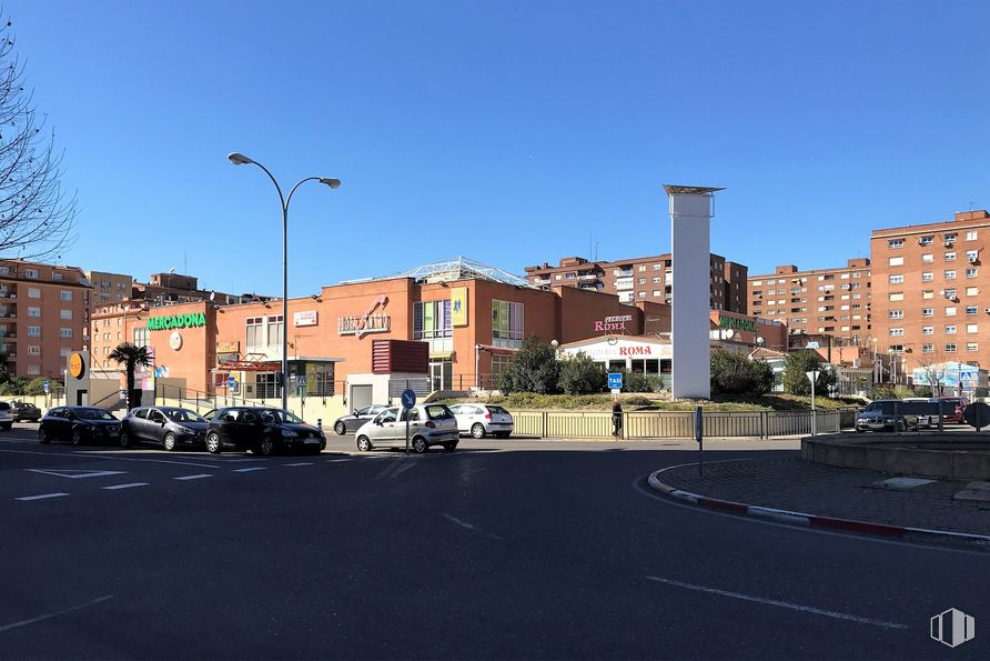 Local en alquiler en Centro Comercial Ebora Centro, Avenida Constitución, 19, Talavera de la Reina, Toledo, 45600 con luz de la calle, edificio, coche, cielo, ventana, superficie de carretera, vehículo, asfalto, árbol y diseño urbano alrededor